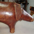 Cochon en cuir avant restauration